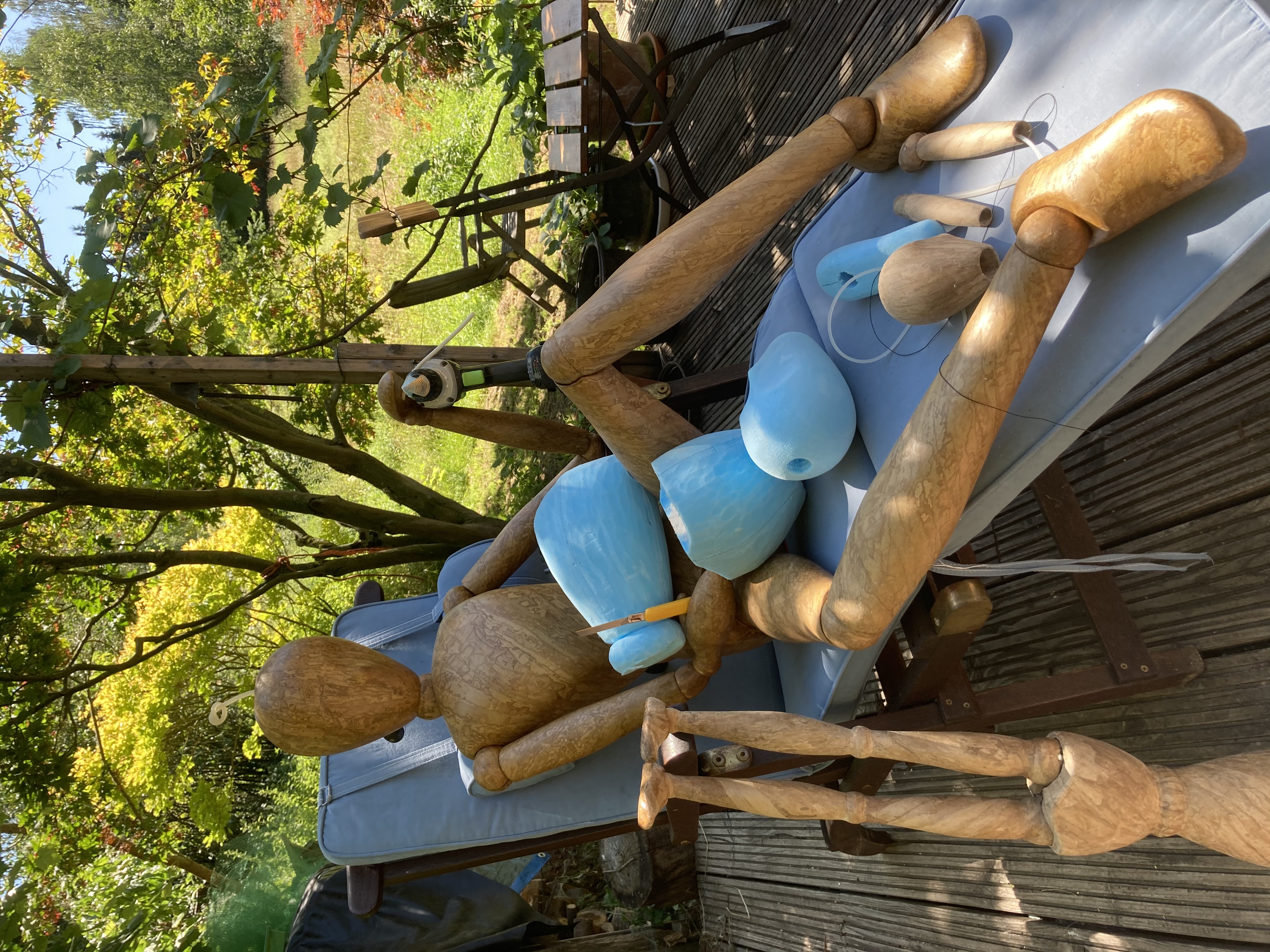 Ganzkörper-Figuren in Holzoptik