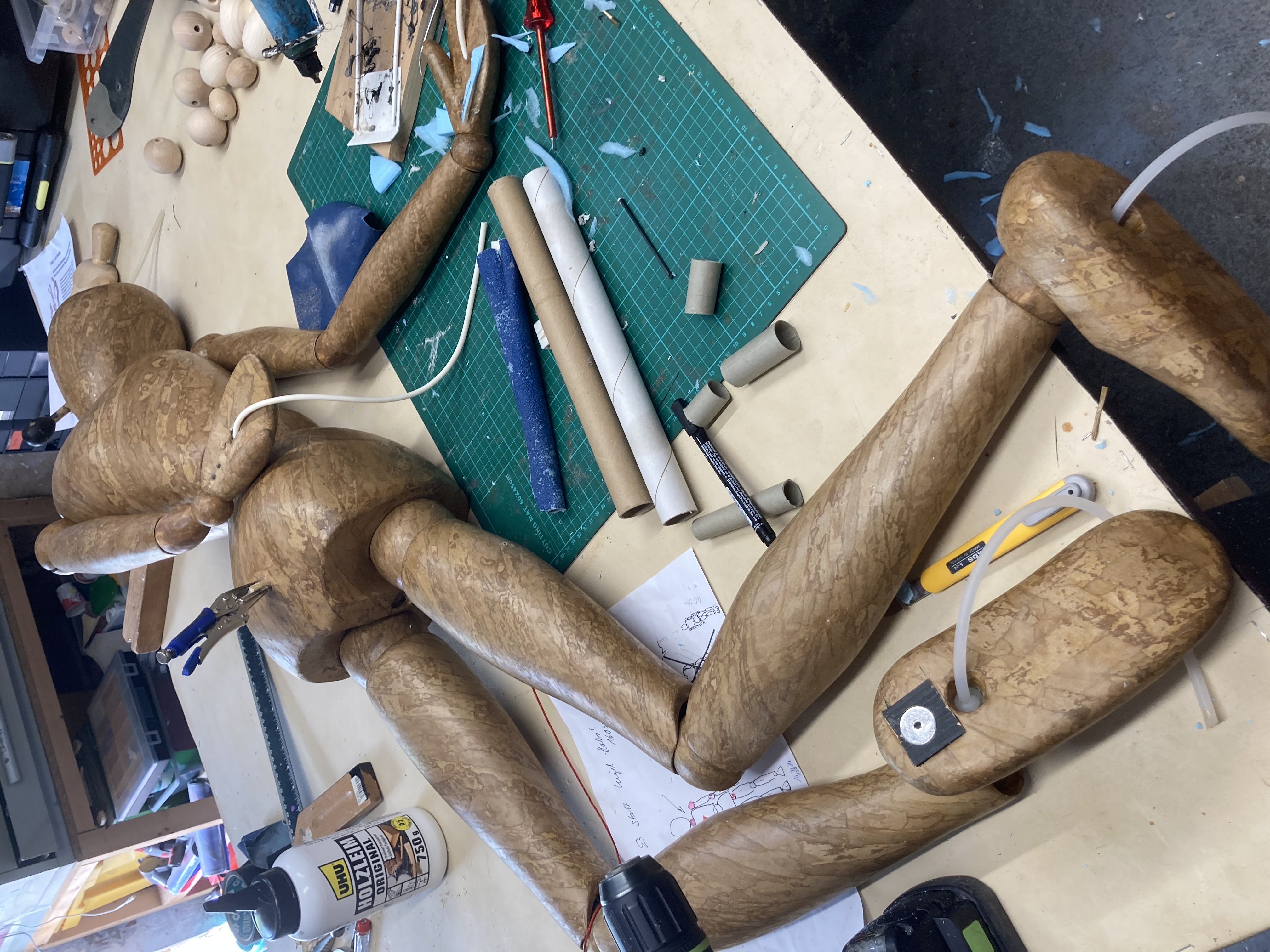 Ganzkörper-Figuren in Holzoptik