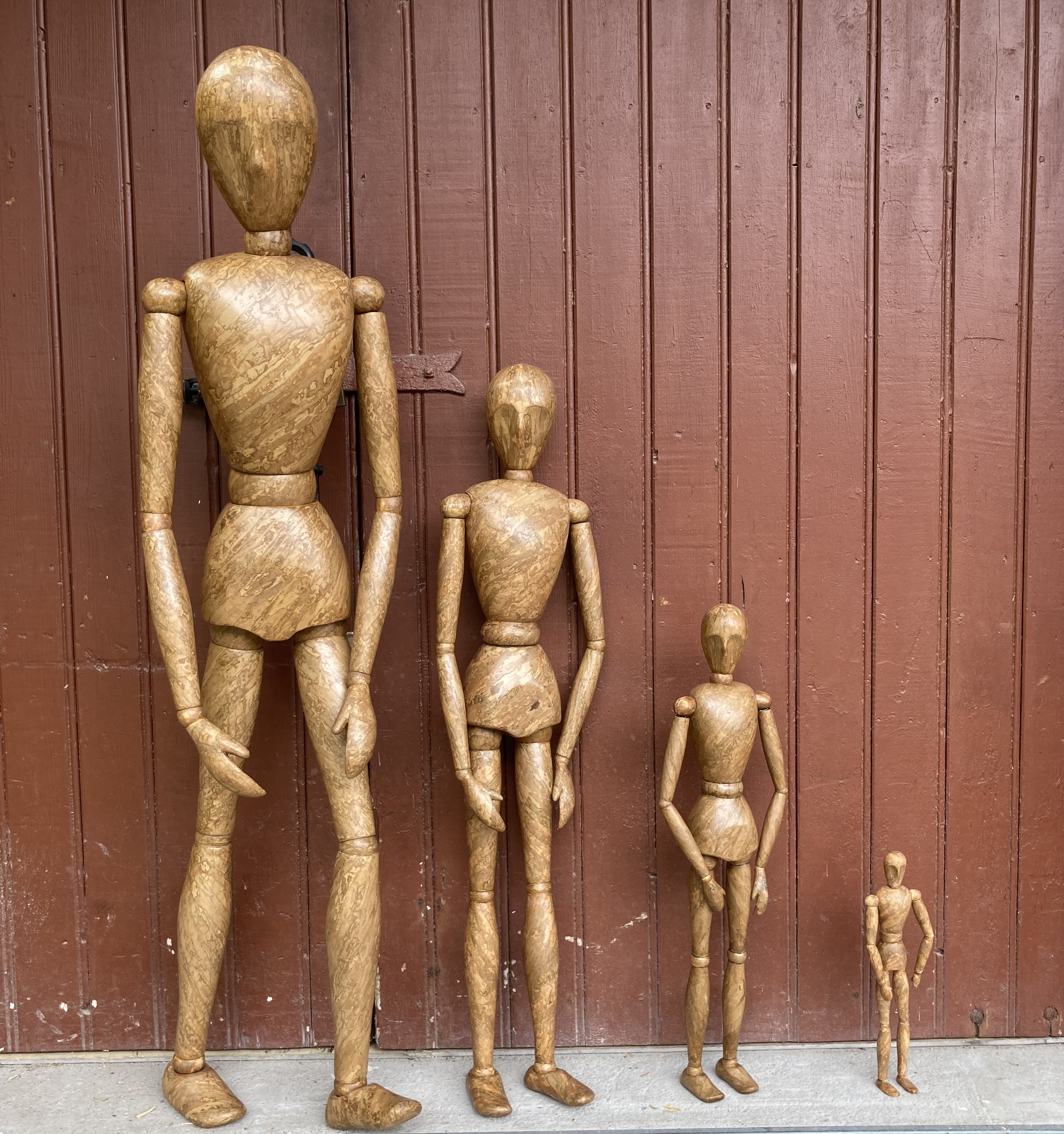 Ganzkörper-Figuren in Holzoptik