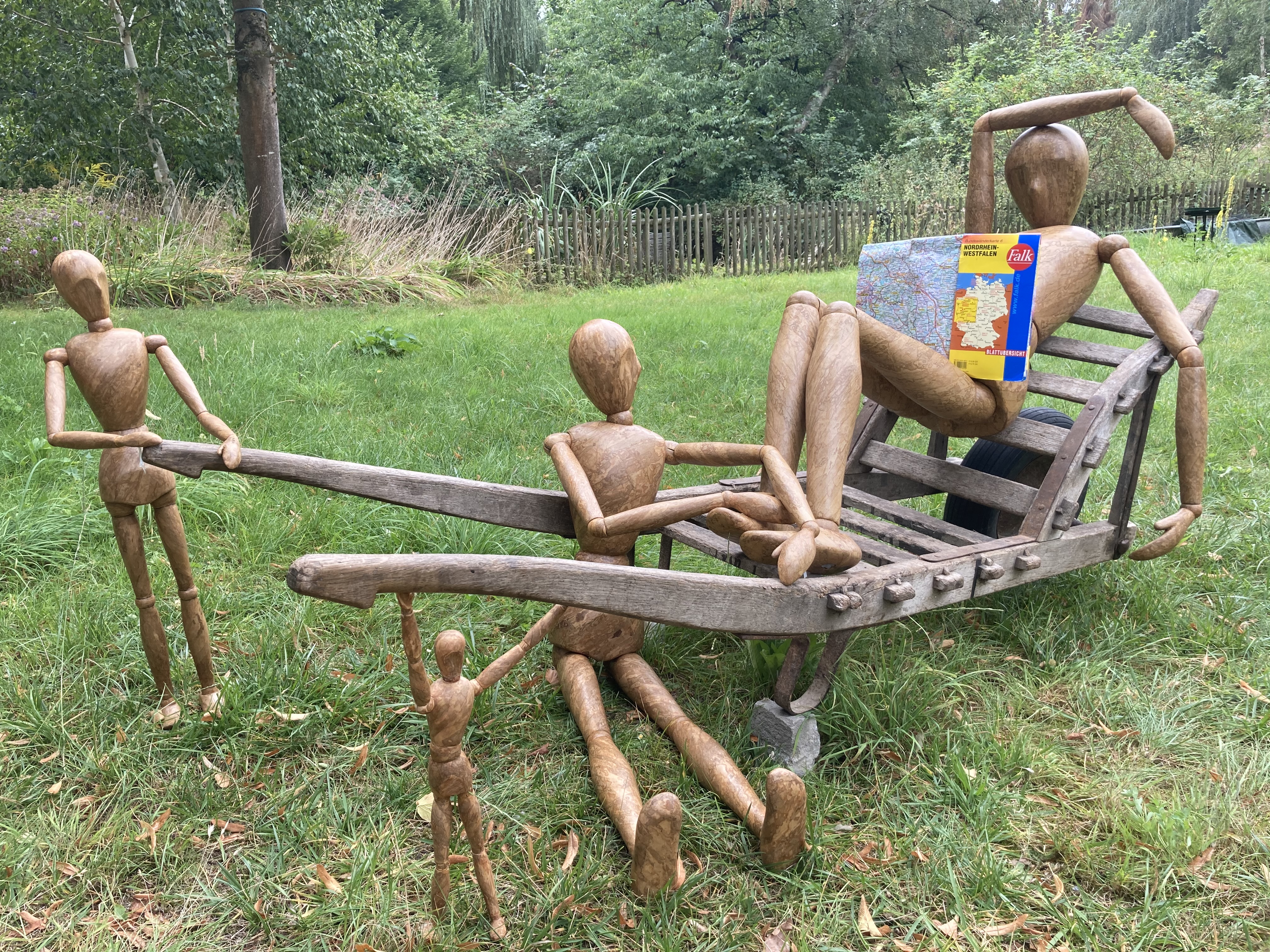 Ganzkörper-Figuren in Holzoptik